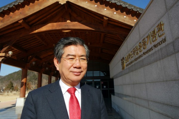 2 한국체육대학교 김성조 총장이 지난 1일 경북독립기념관을 찾아 새해 다짐하고 있다..jpg