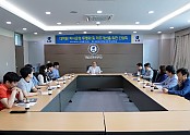 간담회 사진(가운데 김병철 대학원장).JPG