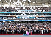 지난 18일 오후 인천 아시아드주경기장에서 열린 9.18 평화 만국회의 4주년 기념식에서 각국 전·현직 대통령, 종교지도자, 여성·청년지도자 등 3백여 명의 인사들이 기념 촬영을 하고있다..jpg