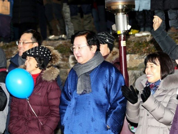 1231_안동시_2020_일출봉_해맞이_행사_개최(시민들과_일출을_보는_권영세_.jpg