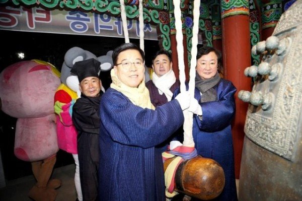 1231_안동시_2019_제야의_종_타종행사_개최_(왼쪽부터_김동량_대한노인회.jpg