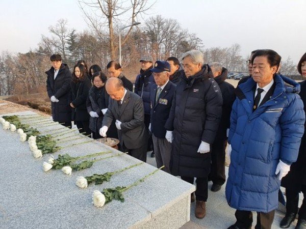 충혼탑참배.jpg