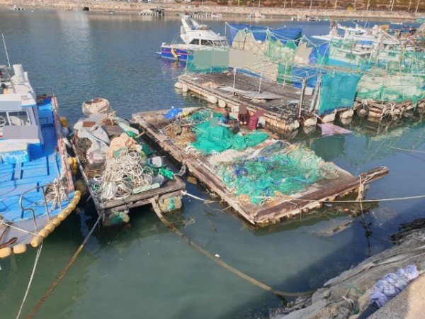 해상 추락 운전자 및 동승자를 구조후 바지에 올라와 있는 사진.jpg