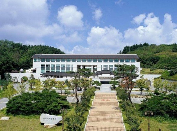 4-0108_안동시_전통_계승___발전은_현재_진행_중(국학진흥원_전경).jpg