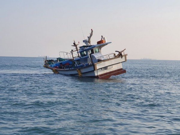 암초에 좌초된 어선사진.jpg