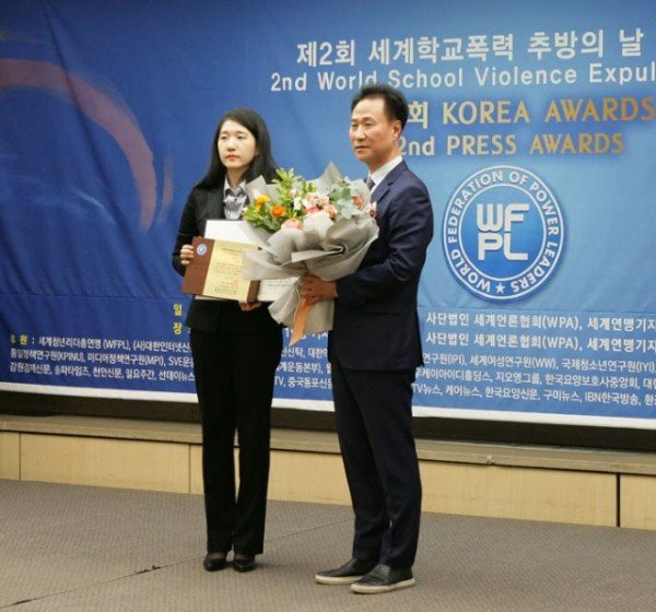세계연맹 이산하 총재가 강찬석 현대홈쇼핑 사장과 기념촬영하고 있다.jpg