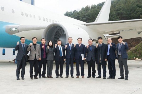 사진1_경운대_보잉737_단체사진.jpg