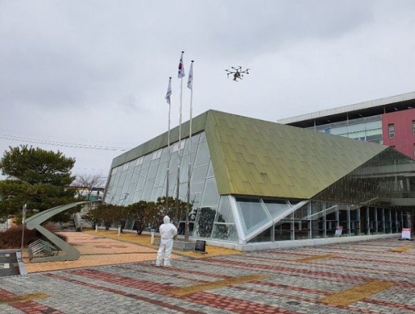 양포동잡자_코로나19,_드론을_이용한_다중이용시설_방역_실시2.jpg