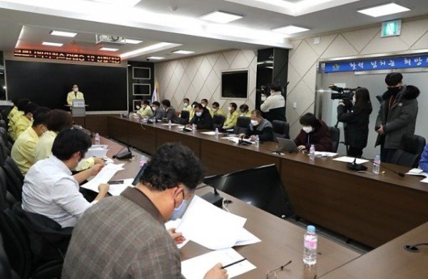 의성군제공_브리핑하는_김주수_의성군수.jpg