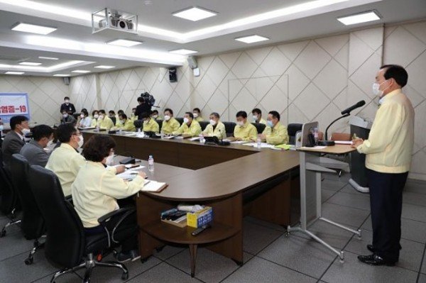 의성군제공_브리핑하는_김주수_의성군수_(2).jpg