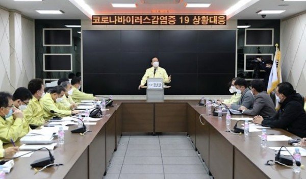 의성군제공_브리핑하는_김주수_의성군수4.jpg