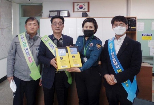 200303_보도자료(상주경찰서_청렴동아리_마스크_배부)사진1.jpg