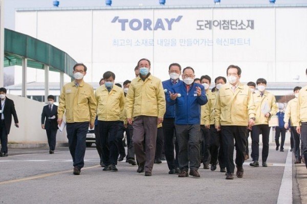 기업지원과국무총리__마스크_필수원자재_업체_도레이첨단소재_방.jpg