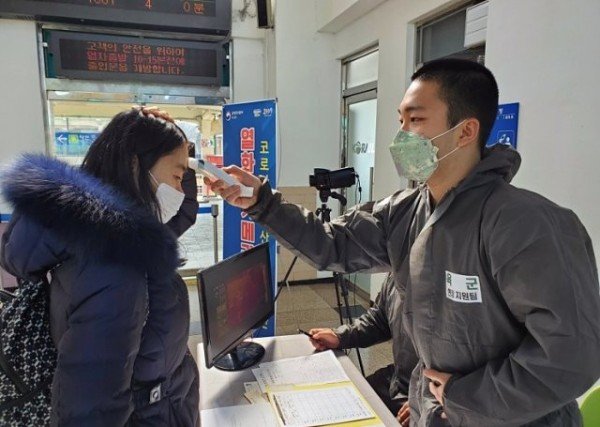 0308_안동시_코로나19_확산_차단에_총력_대응(군장병_안동역에서_열화상.jpg