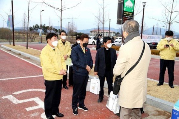 0308_안동시_코로나19_확산_차단에_총력_대응(격리해제된_성지순례자들_.jpg
