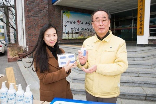 보건행정과주식회사_와이케이,_구미시에_손소독제_1,000개_기부)3.jpg