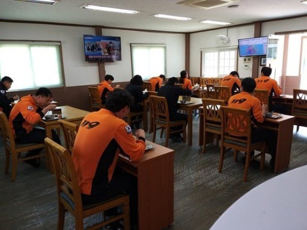 사회적_거리두기_관련사진(한줄_식사장면).jpg