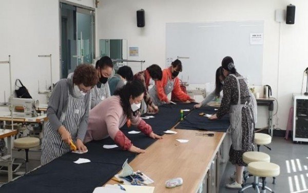 2-0331_안동시_재능기부로_만든_마스크_학생과_국가_유공자에게_전달(마.jpg