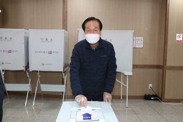 의성군제공_사전투표_참여하는_김주수_군수.jpg