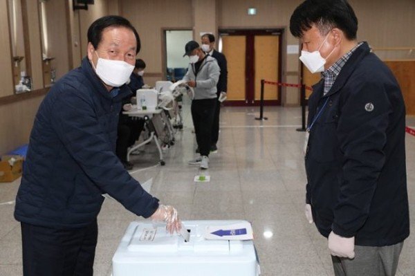 의성군제공_사전투표_참여하는_김주수_군수1_(2).jpg