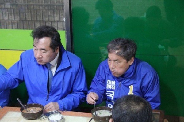 사진4_이낙연김현권시장국밥.jpg