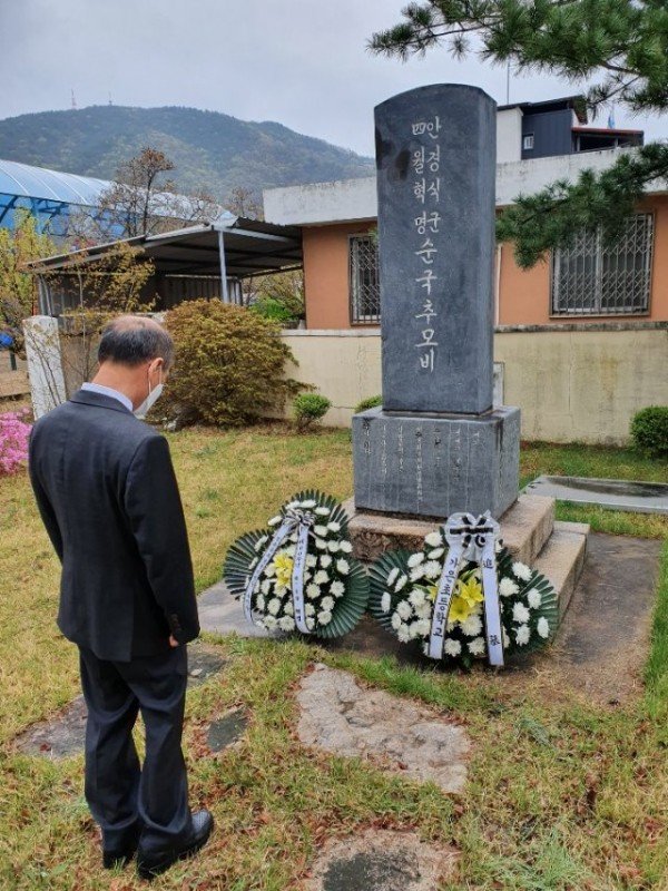 순국추모비참배2.jpg