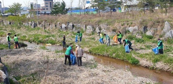선산읍자연보호선산읍협의회_하천변_환경정비_실시3.jpg