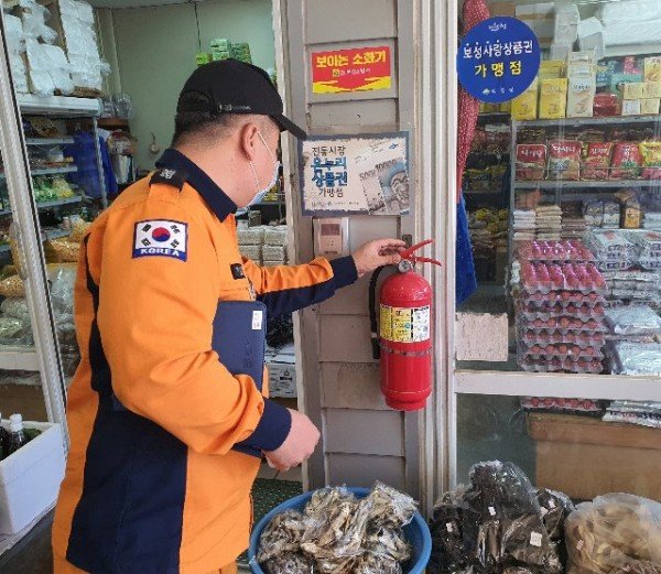 전통시장 보이는 소화기 정비.jpg