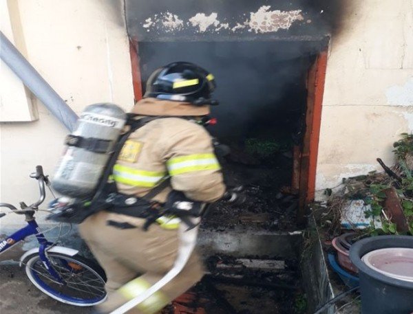 주택화재 진압중인 소방대원.JPG