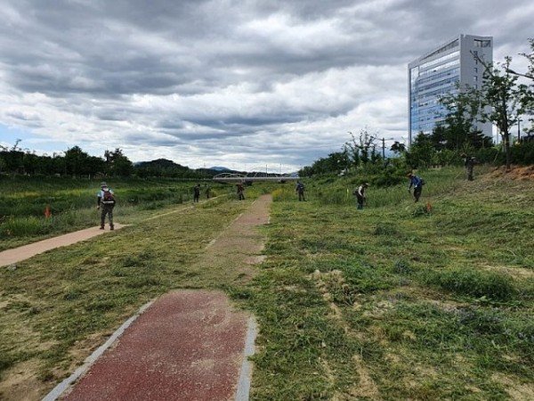 Happy_together_김천,_깨끗한_율곡천_만들기-율곡동(사진-작업중).jpg