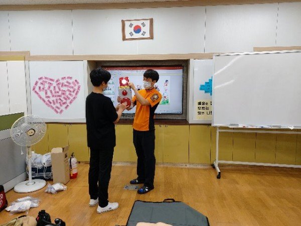 소방시설 사용법 교육을 하고있다..jpg