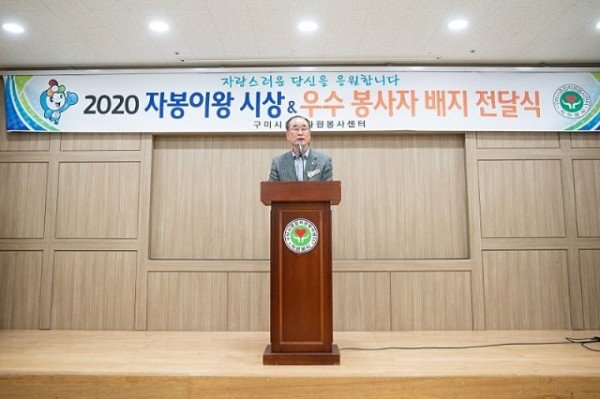 새마을과상반기_자봉이왕_시상_및_우수자원봉사자_배지_전달식4_(1).jpg