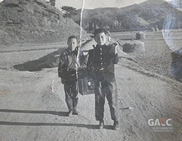 4__동상-1967년_책가방은_이렇게_메어야_합니다(금병철).jpg
