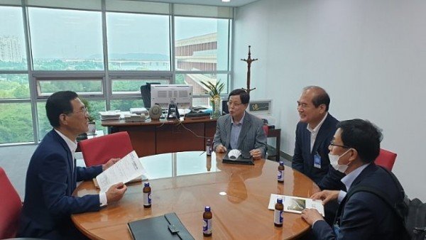 김주영(왼쪽)_의원과_면담하는_강영석(오른쪽_둘째)_시장.jpg