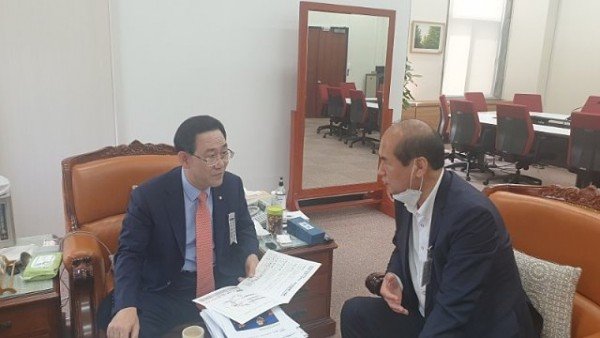 주호영(왼쪽)_원내대표와_면담하는_강영석_시장.jpg