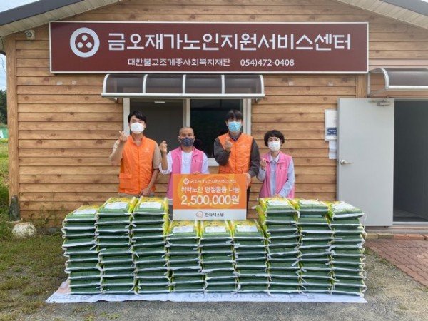 [노인장애인과]방산업체 한화시스템 독거어르신들에 명절 선물로 지역사회 기여2.jpg