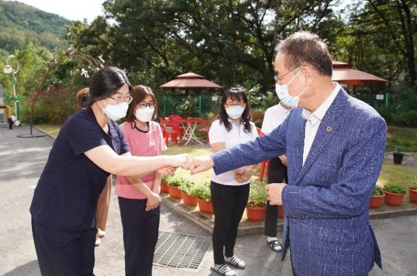 [복지정책과]시장 등 간부공무원 사회복지시설 위문격려3.jpg