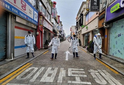 22일 신천지자원봉사단 충북지부가 코로나19 확산 방지를 위한방역 소독 봉사를 하고있다..jpg