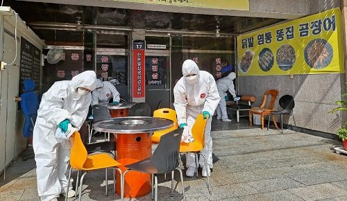 28일 신천지자원봉사단 구미지부가 코로나19 확산 방지를 위한 방역 소독 봉사를 하고 있다..jpg