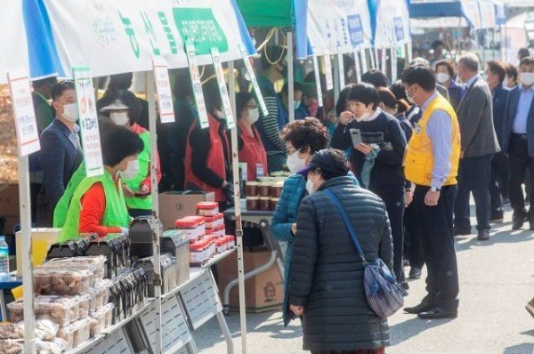 [형곡1동] 지역농산물 팔아주기 행사 성황리에 개최3.jpg