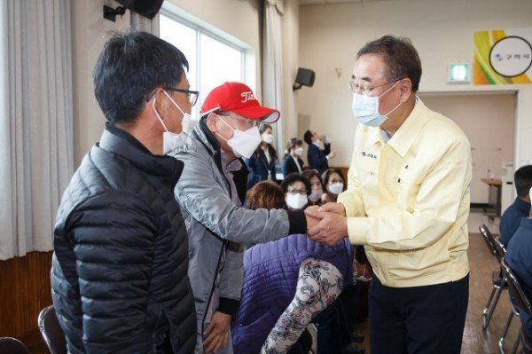 참석자와 인사(시장님).jpg