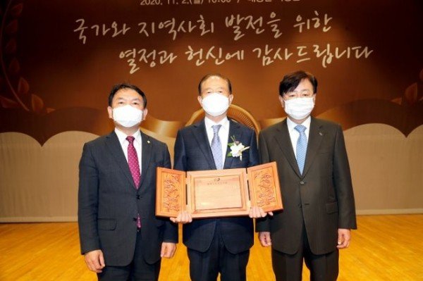 1103_(신경선)_안동시_자랑스러운_시민상_명예로운_안동인상_시상식_열어_(4).JPG