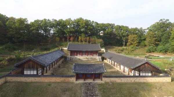 상주향교 대성전(가운데 위쪽) 및 동ㆍ서무(왼쪽 건물이 서무, 오른쪽이 동무) 모습..JPG