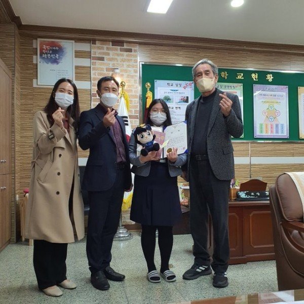 2020.11.13_구미여상 김진영학생 구미경찰서장상 수상_사진1.jpg