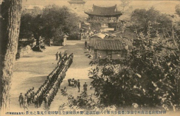 [상주박물관]1910년대 상주읍성 내 건물 모습 담긴 엽서 발견(야외 교련 후 공포탄을 시험 발사 후 탄피를 수집하는 광경).jpg