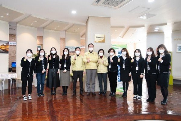 [민원봉사과]구미시「국민행복민원실 재인증」현판 제막식3.jpg