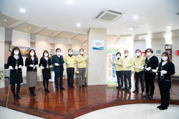 [민원봉사과]구미시「국민행복민원실 재인증」현판 제막식2.jpg