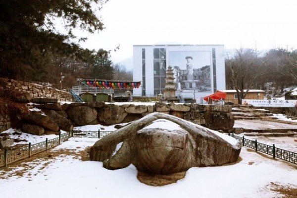 8. 충주 미륵대원지 전경, 미륵대불이 가림막 구조물로 가려져 있는 모습.JPG