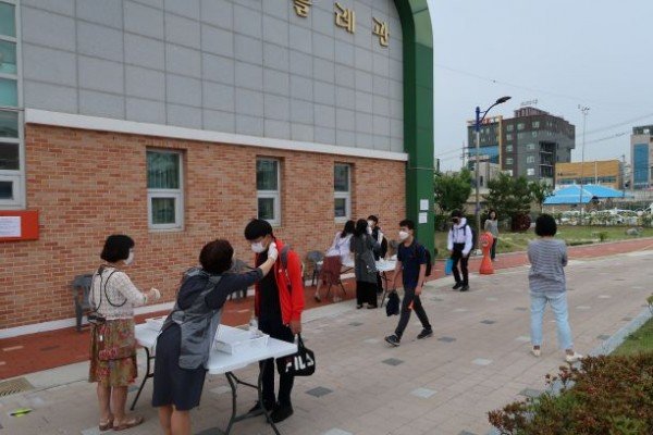 2.경북교육청, 학생 수 40명 이상 모든 학교에 보건교사  배치 확대01(발열체크하는 모습).jpg