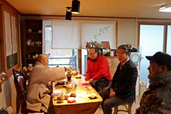 [사진뉴스] 김성조 경북관광공사 사장, 새해 ‘문경-충주 하늘재’ 관음정사 방문 (6).JPG